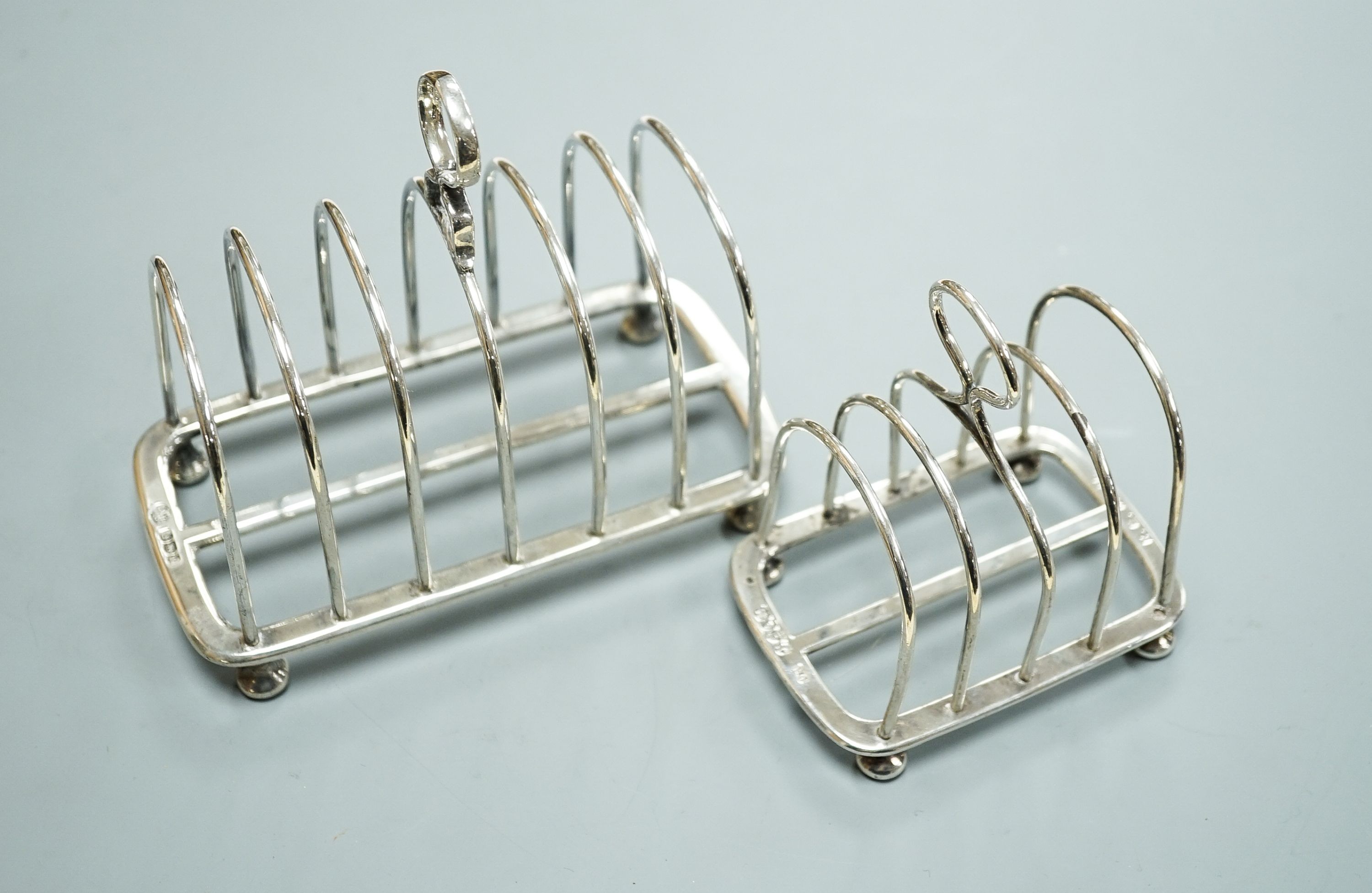 A Victorian silver five bar toastrack, London, 1883, 87mm and a later silver seven bar toastrack, 10oz.